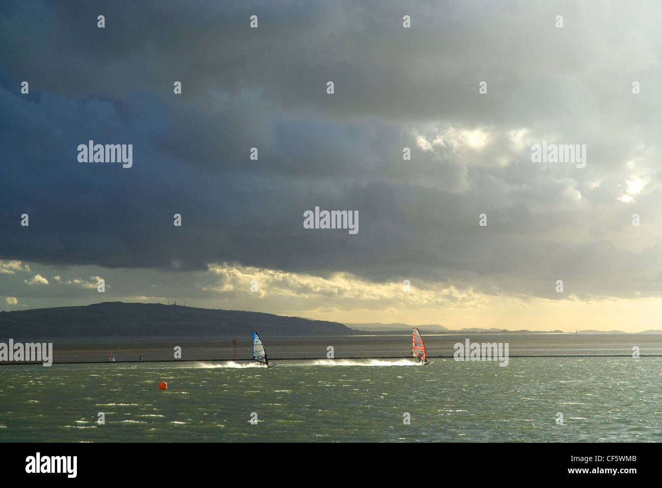 Planche à voile sur le lac marin à West Kirby sur la Péninsule de Wirral. Banque D'Images