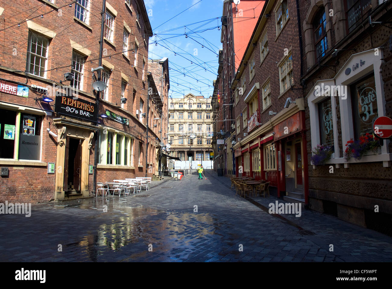 Vue vers le bas Mathew Street à Liverpool, maison du célèbre Cavern Club où Brian Epstein a vu pour la première fois effectuer des Beatles en 1961. Banque D'Images