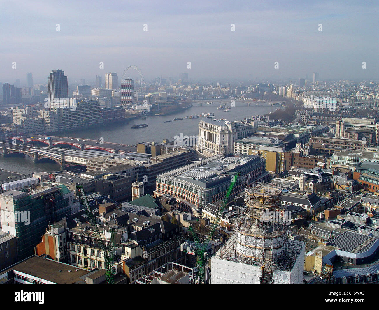 Vue sur la rives nord et sud prise depuis le sommet de la Cathédrale St Paul. Banque D'Images