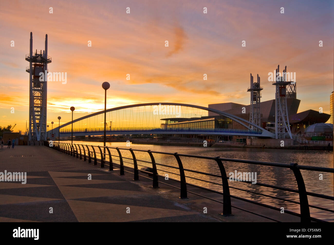 Le Millennium Bridge enjambant le Manchester Ship Canal à Salford Quays. Banque D'Images