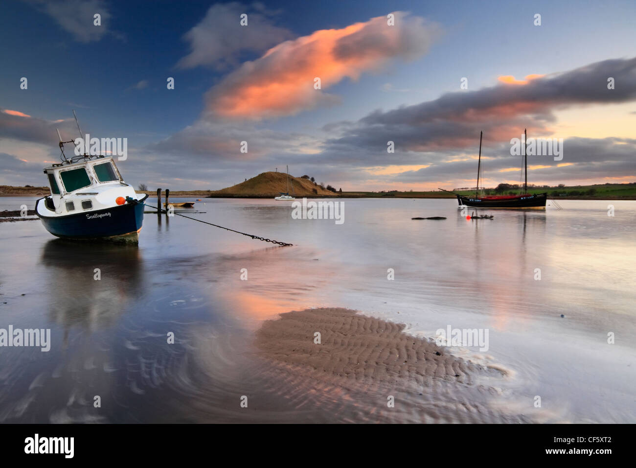 Un vieux bateau de pêche amarré à Vernonia estuaire à marée basse. Banque D'Images