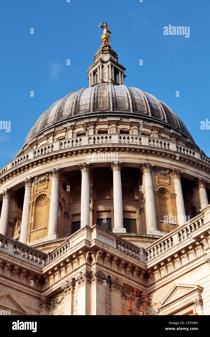 Le dôme sur le dessus de la cathédrale de St Paul, dans la ville de Londres, conçu par Sir Christopher Wren, au dix-septième siècle. La d Banque D'Images