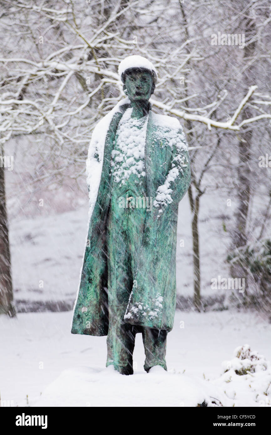 D'épaisseur de neige sur et autour d'Ammon Wrigley's statue en Uppermill. Ammon Wrigley (1861-1946) était un poète qui Lancashire bien respecté Banque D'Images