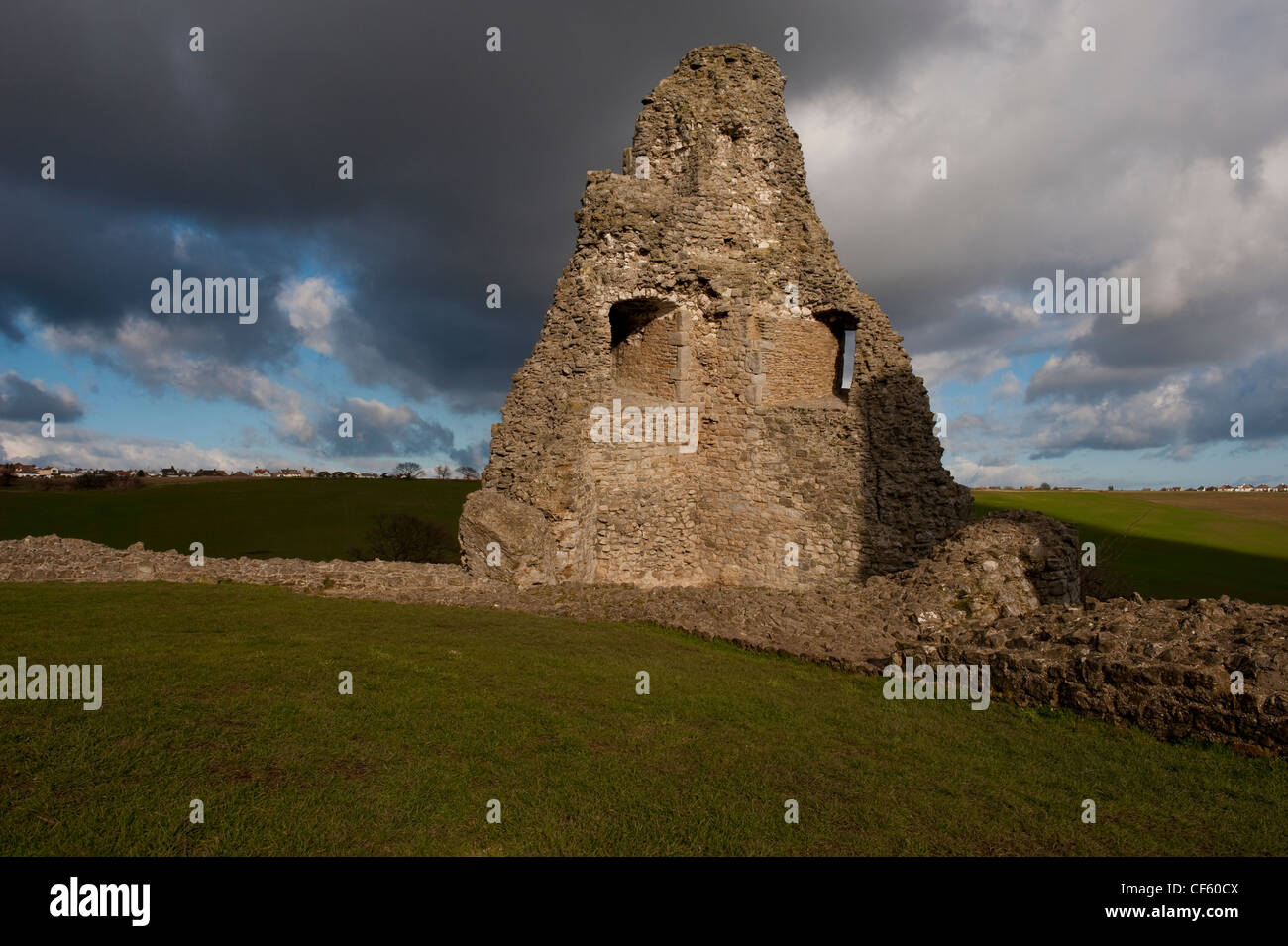 Une partie de la demeure de Hadleigh Castle, une imposante ruine d'une forteresse construite il y a plus de 700 ans dans la région de Hadleigh Castle Country Par Banque D'Images