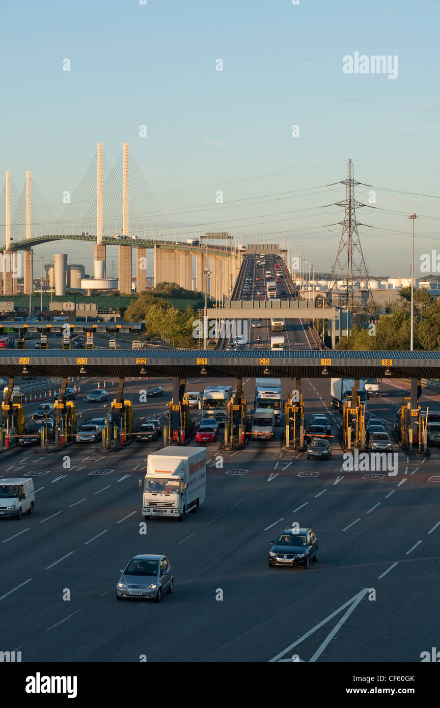 En les détachant de la circulation le péage de la rivière Dartford crossing pour entrer dans le Kent. Banque D'Images