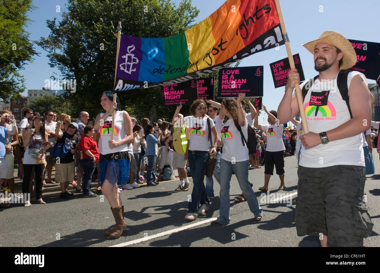 Des membres d'Amnesty International marching in the Brighton Gay Pride Parade. Banque D'Images