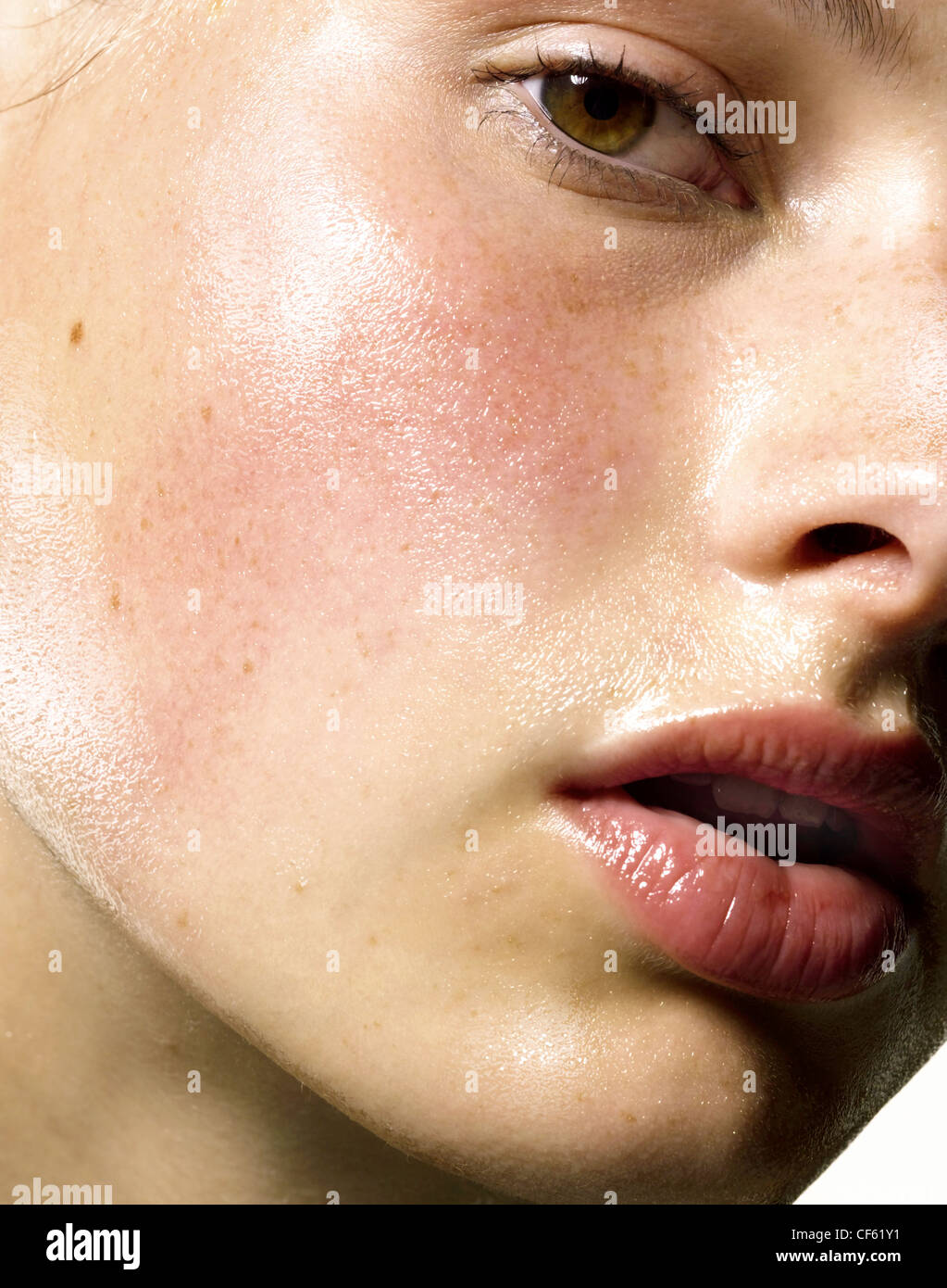 Close up de visage de femme avec une peau humide à la bouche légèrement ouverte à l'appareil photo Banque D'Images