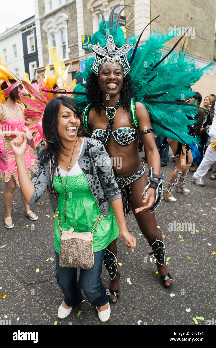 Un spectateur se joint aux festivités au carnaval de Notting Hill. Banque D'Images