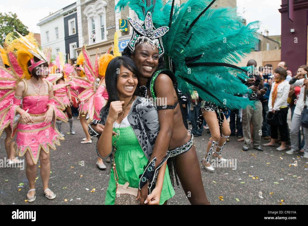 Un spectateur se joint aux festivités au carnaval de Notting Hill. Banque D'Images