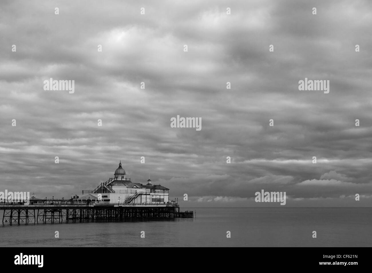 Un noir et blanc vue de la jetée à Eastbourne. Banque D'Images