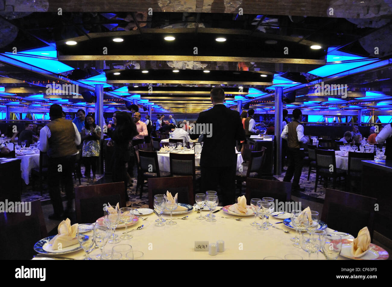 Personnel du restaurant chanter pendant le dîner sur Carnival Cruise ship Banque D'Images