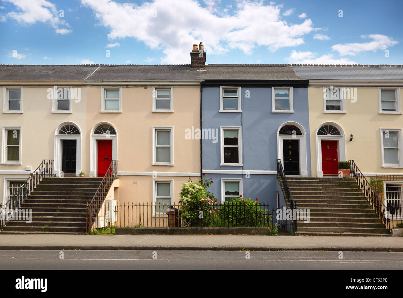 Petite maison de trois étages se trouve à côté de la route. Portes, fenêtres, escaliers Banque D'Images