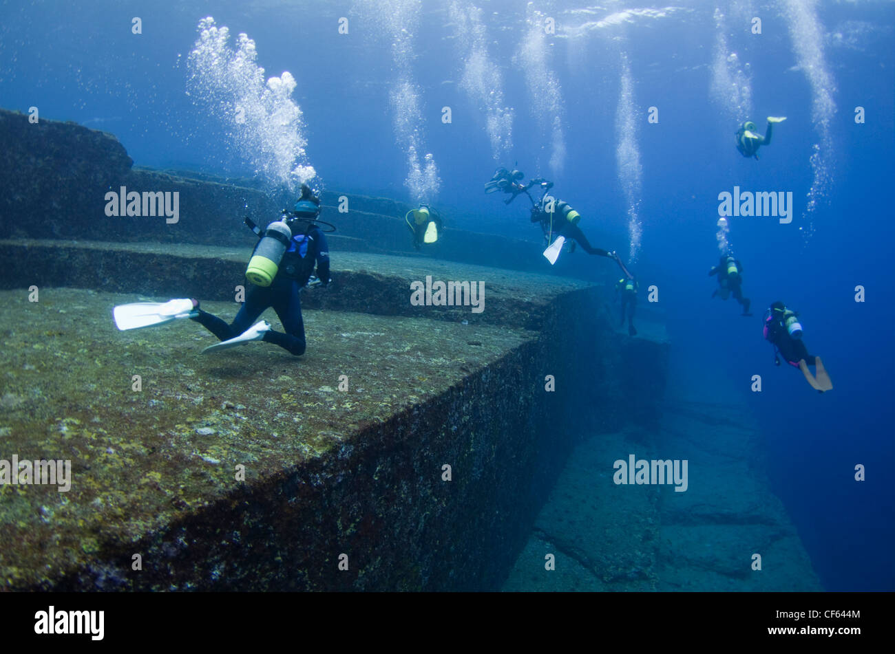 Les plongeurs d'explorer la terrasse supérieure du monument Yonaguni Banque D'Images