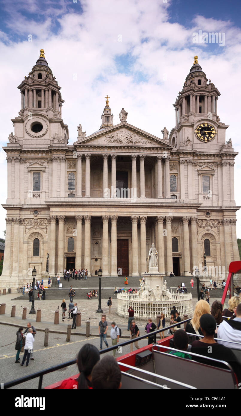 La Cathédrale St Paul à Londres. Cathédrale a été conçu par l'architecte Christopher Wren. cour vue depuis le bus Banque D'Images