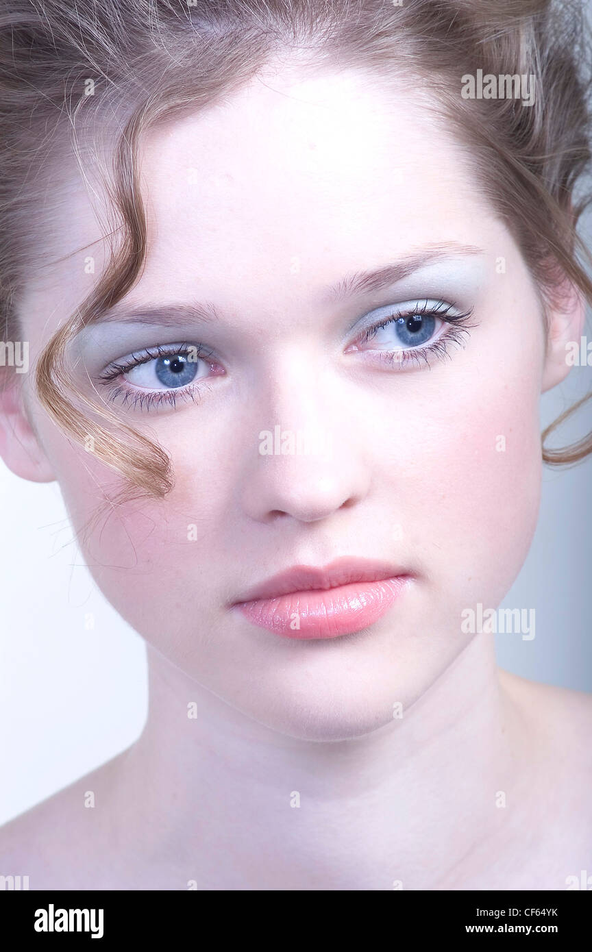 Femme Avec Cheveux Brune Portés Vers Le Haut Lombre Doeil - 