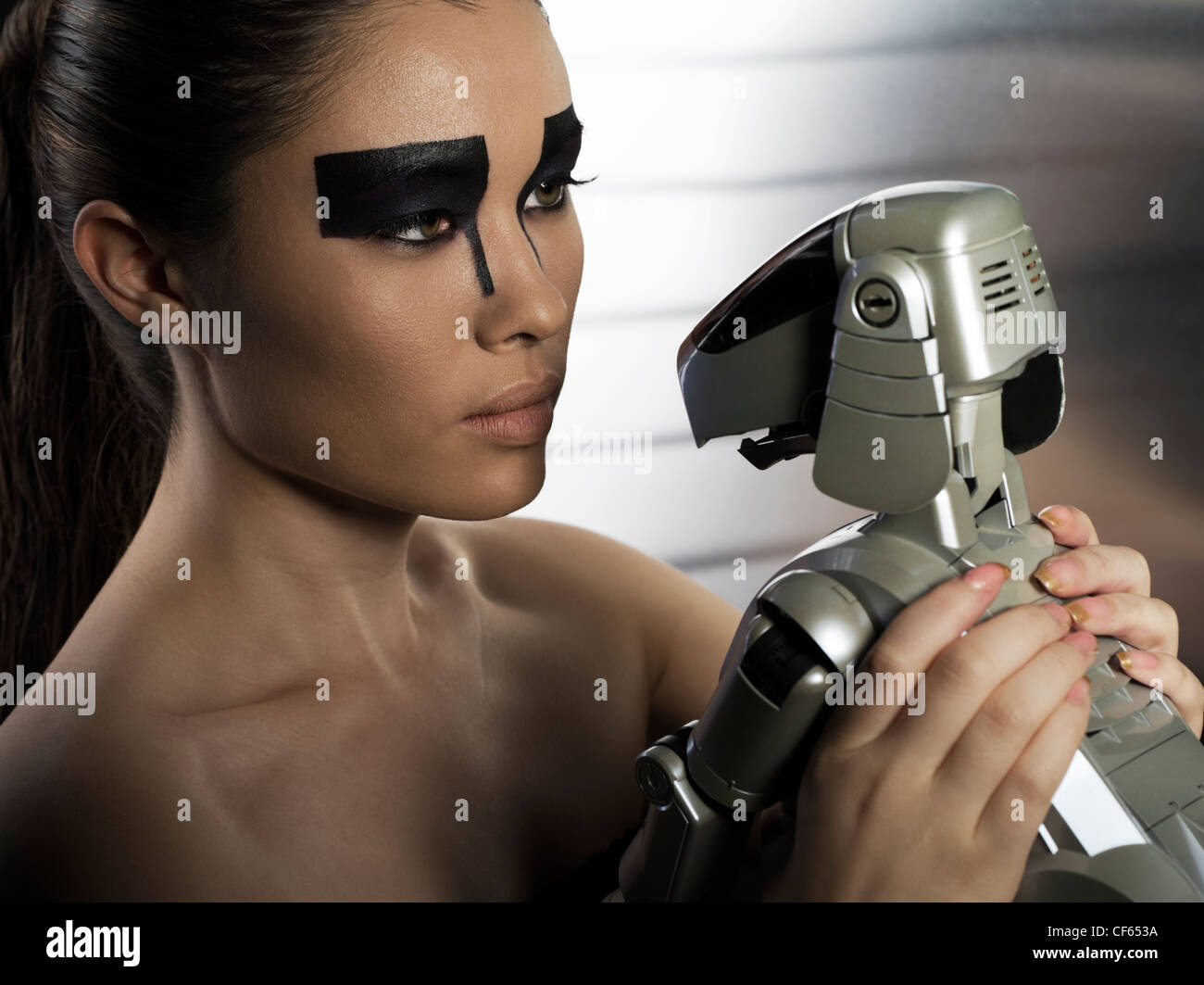 Chien Robot Aibo de Sony avec modèle féminin futuriste Banque D'Images