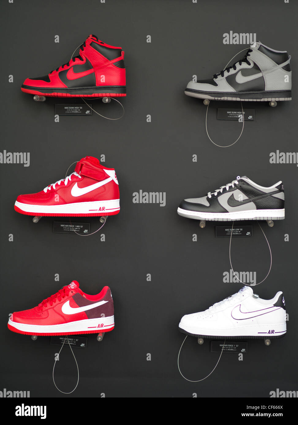 Sneakers Nike sur l'affichage à Shibuya, Tokyo, Japon. Banque D'Images