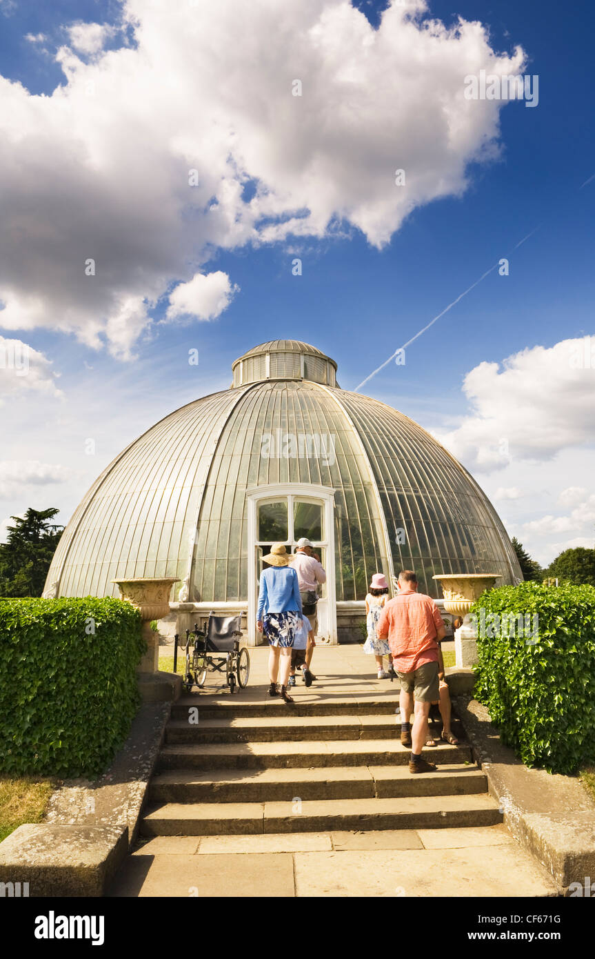 Les visiteurs qui entrent dans la Palm House, la colonie la plus importante structure de verre et de fer de l'époque victorienne dans le monde, à Kew Gardens. Banque D'Images