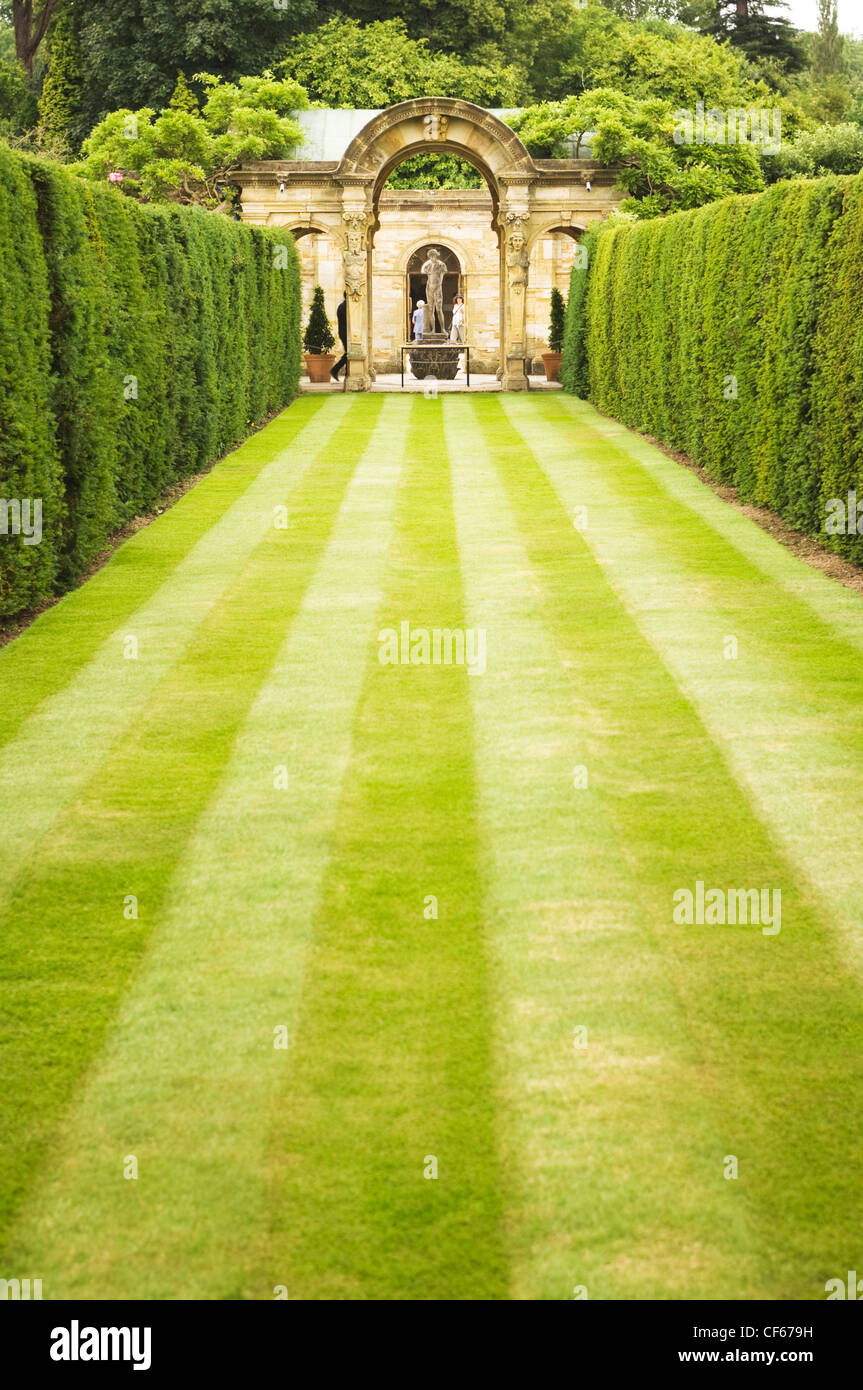 Le jardin Italien à Hever Castle, conçu pour afficher William Waldorf Astor's collection de sculpture italienne. Banque D'Images