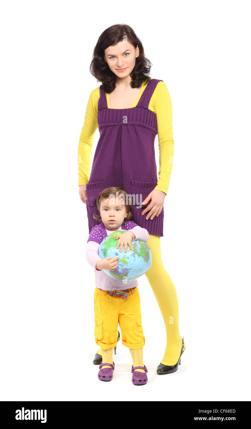 Jeune mère en jaune-violet avec peu de vêtements fille petit holding globe Banque D'Images