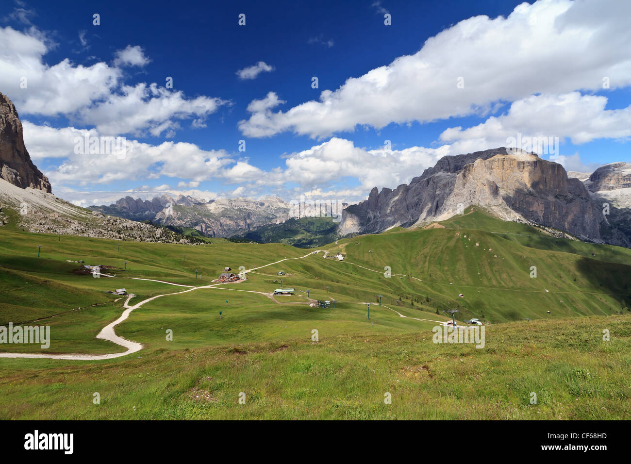 Vue d'été de Sella pass entre Fassa et vallée de Gardena, Dolomites italiennes Banque D'Images