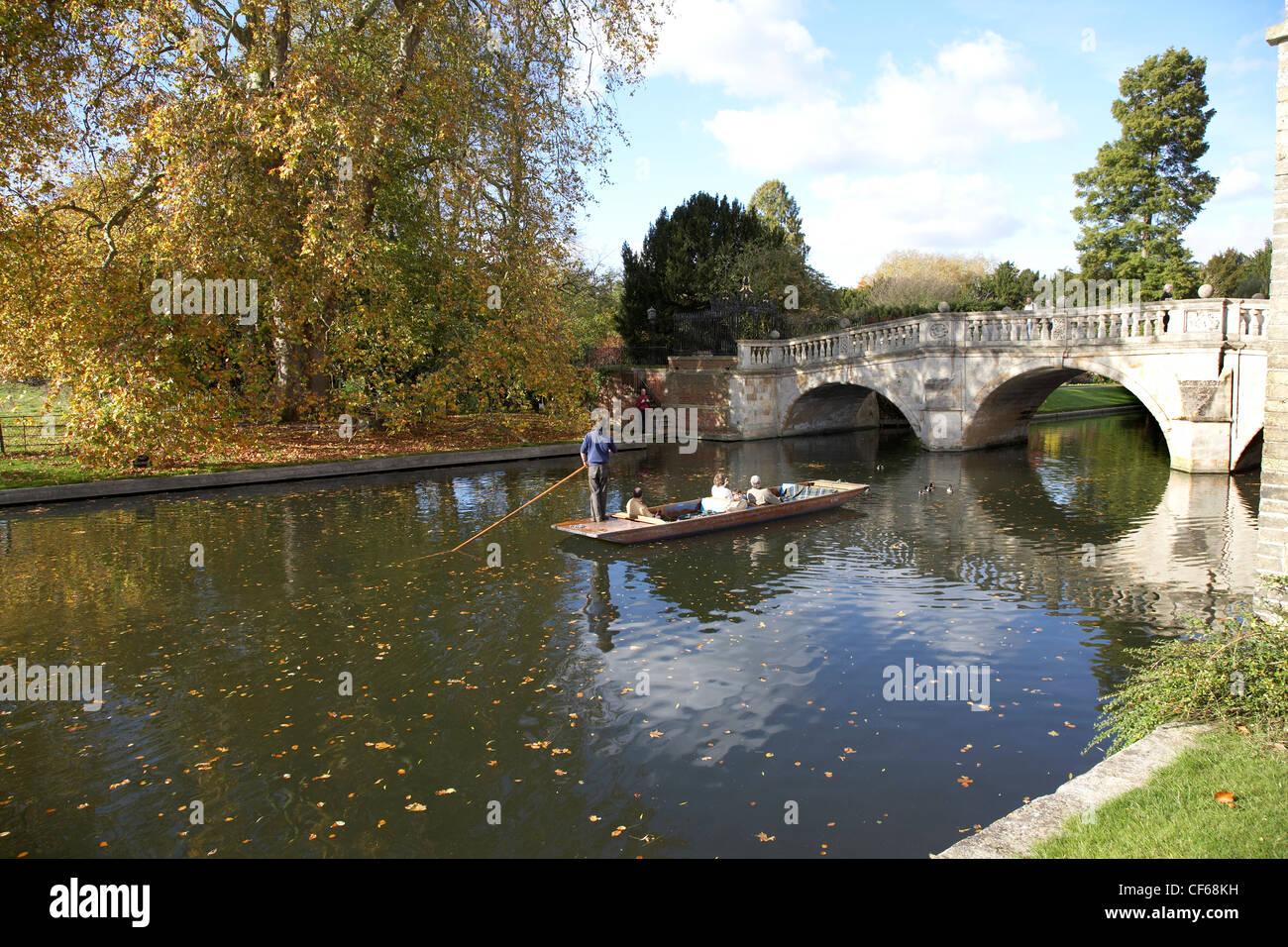 Promenades en barque sur la rivière Cam. Plates ont été introduits à Cambridge comme embarcation de plaisance à Edwardian times. L'un des pionniers de la punt h Banque D'Images