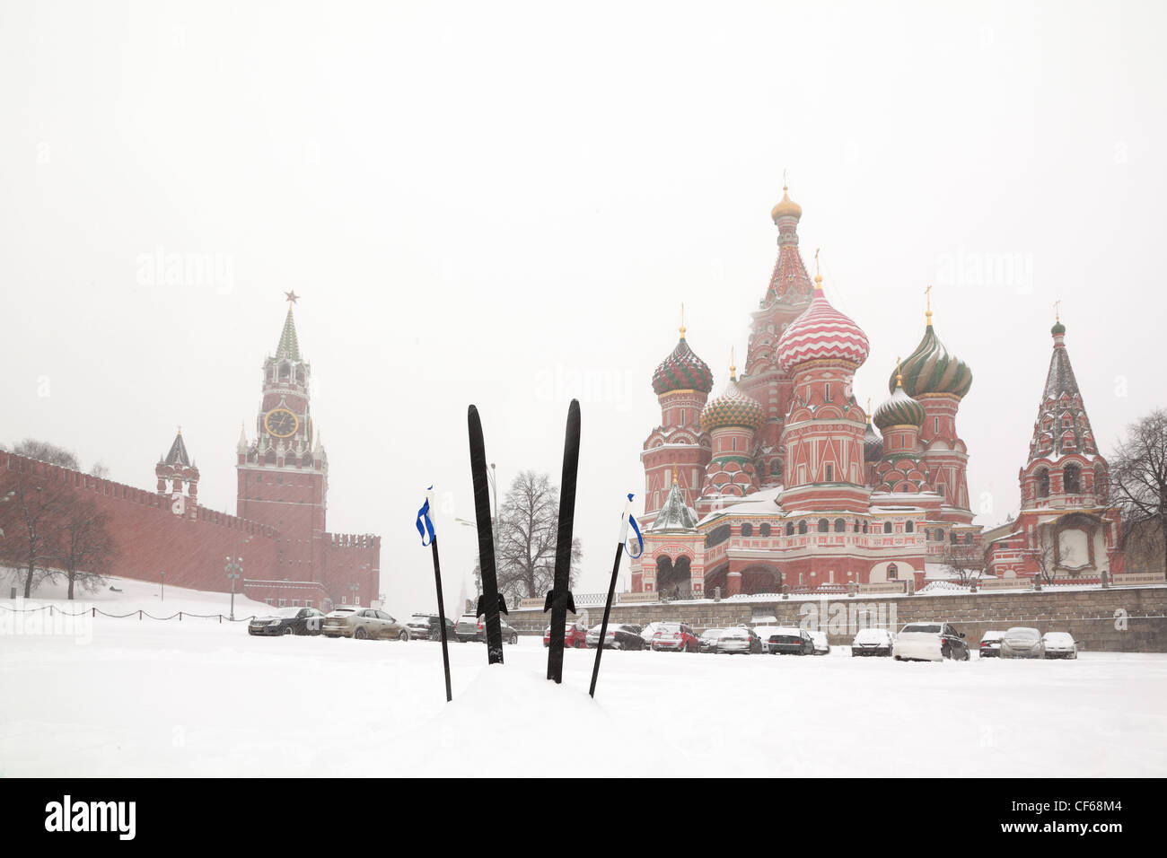 Skis de neige bloqué poteaux carré rouge près de St Basil Temple Spasskaya Bashnya Kremlin à Moscou Russie neige hiver Banque D'Images