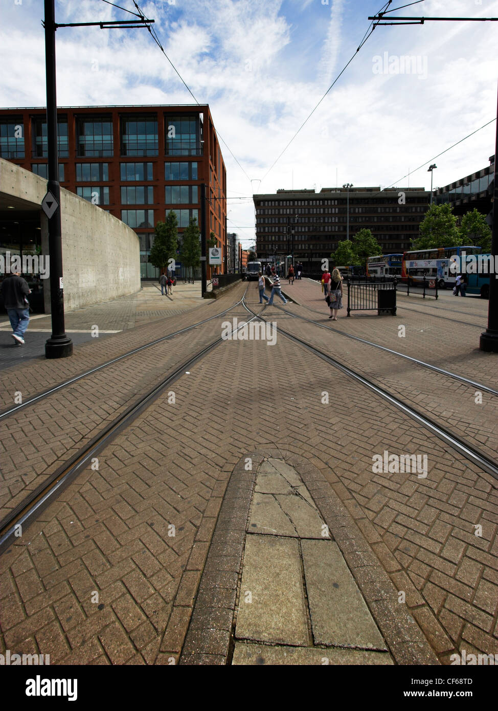 Les lignes de tramway dans le centre-ville de Manchester. Manchester Metrolink est révolutionnaire du nouveau système de transport, qui est devenu le modèle f Banque D'Images