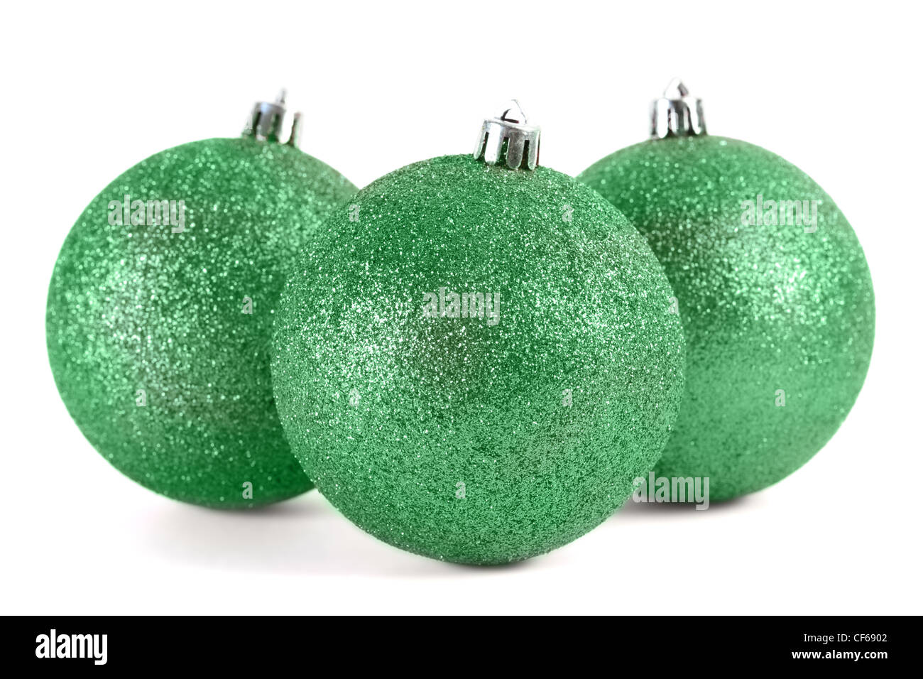 Vue rapprochée de trois boules de Noël vert isolé sur blanc, se concentrer sur l'avant ball Banque D'Images