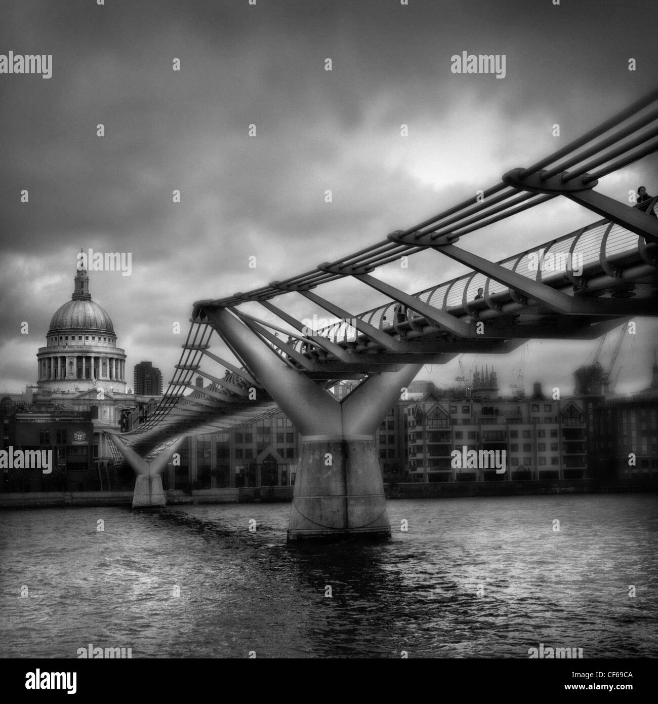 La Tamise et le Millennium Bridge. Le pont est le premier piéton d'un franchissement de la rivière au-dessus de la Tamise dans le centre de Londres Banque D'Images