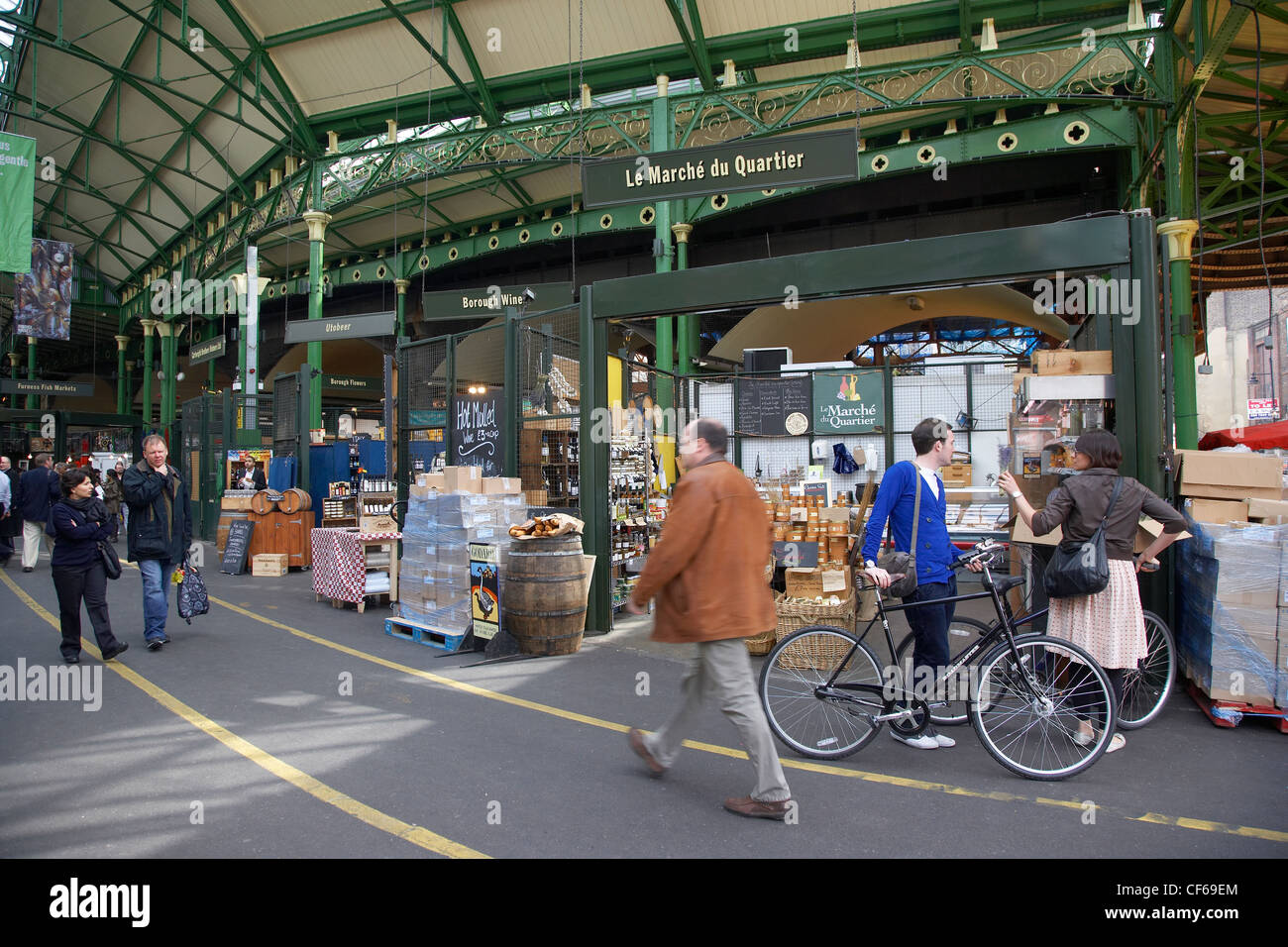 L'intérieur d'étals et les clients à Borough Market. Banque D'Images