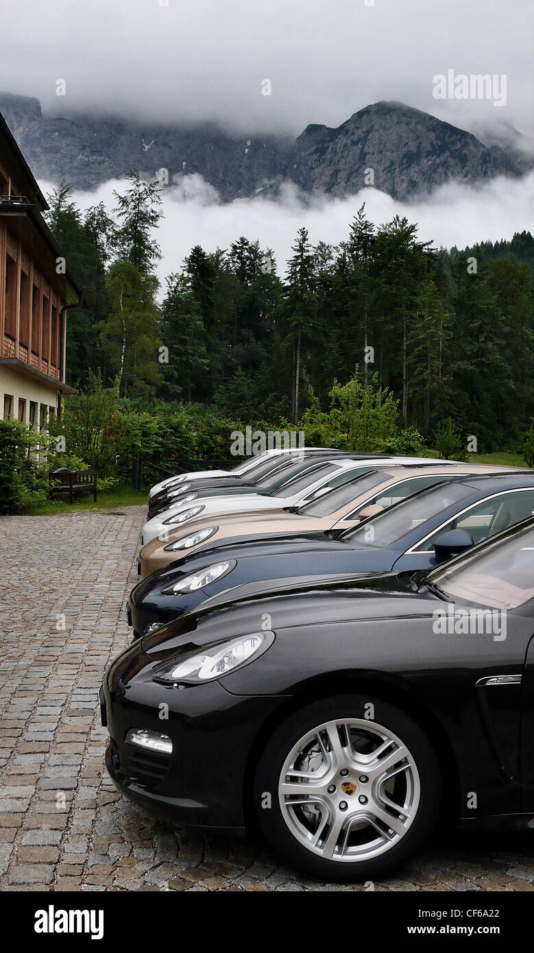Parking avec rangée de voitures Porsche Pamanara Banque D'Images