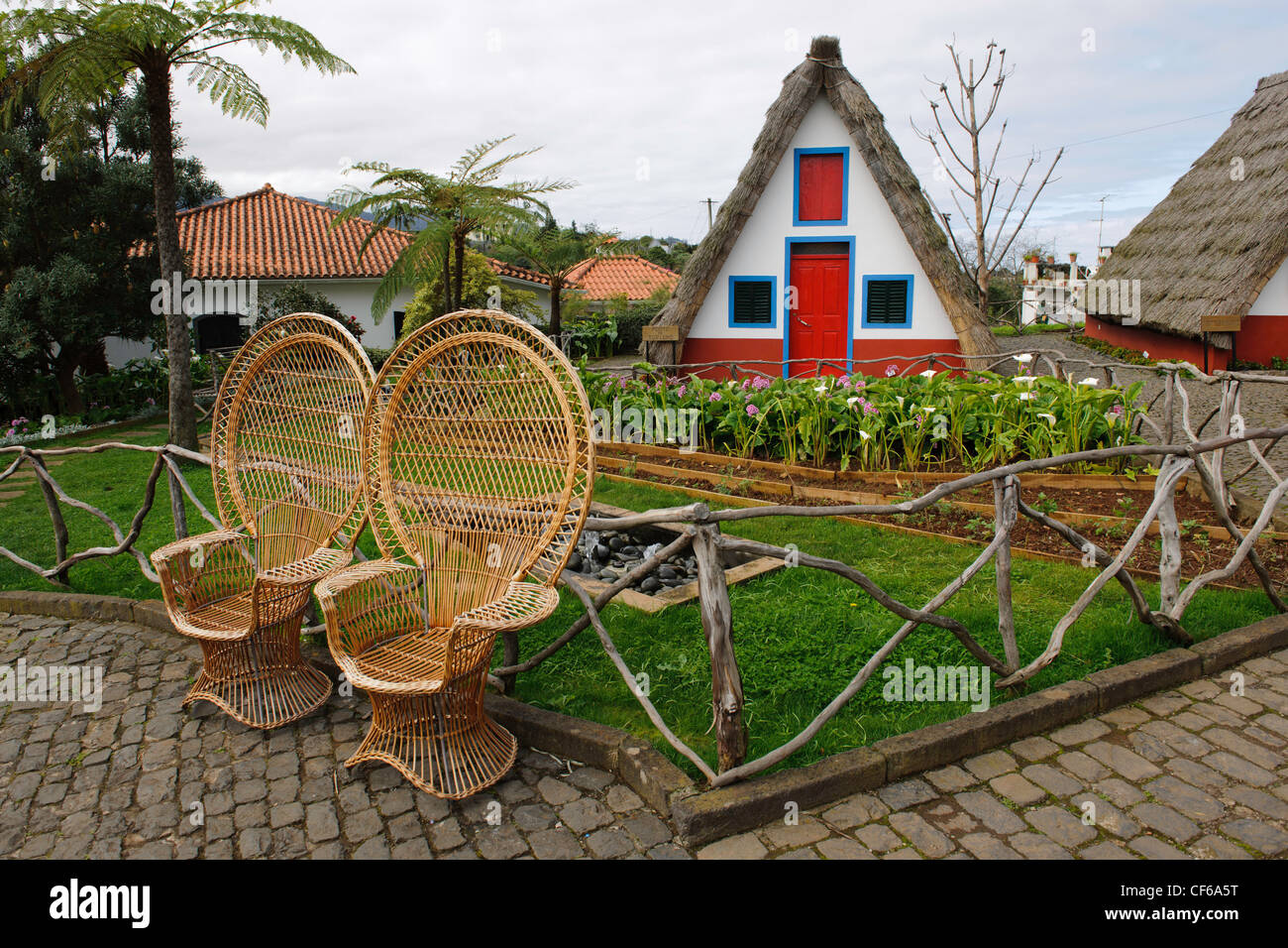 A-Frame de chaume traditionnels cottages Santana Madeira Banque D'Images