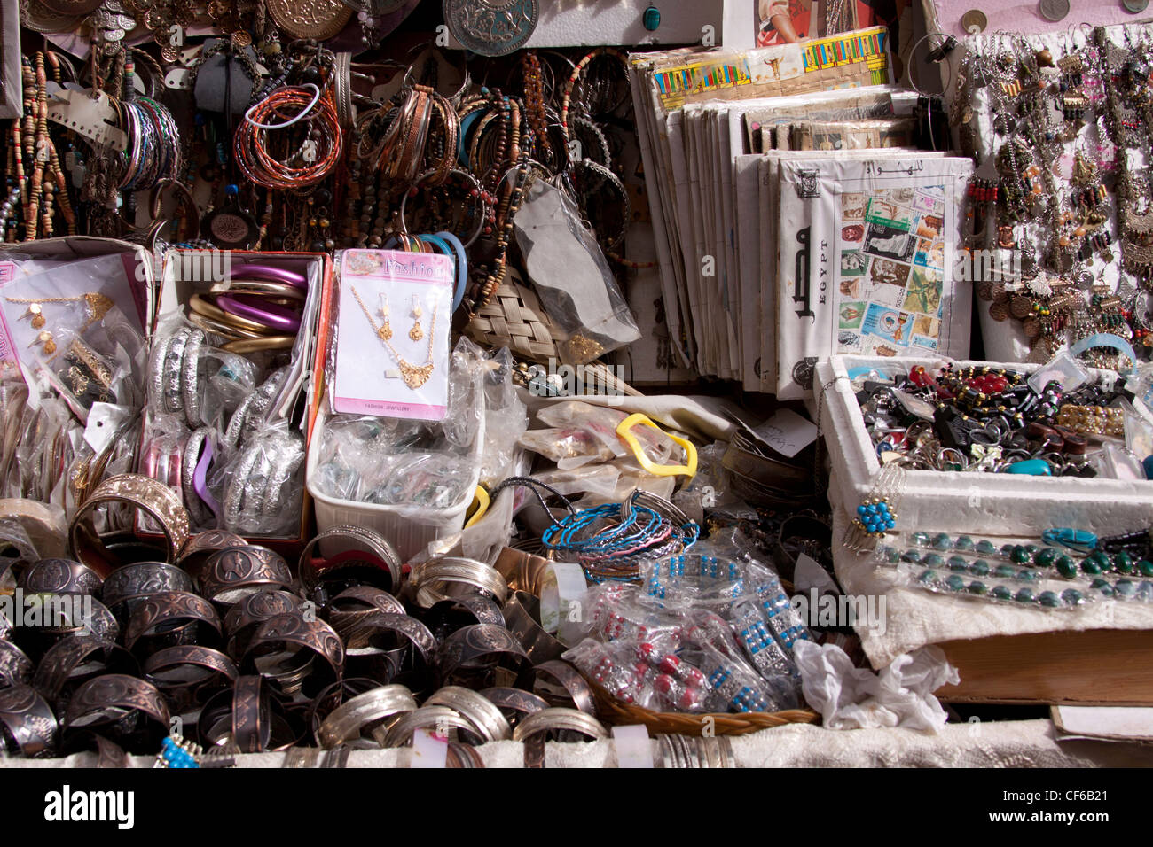 Des bibelots à vendre au Caire, une collection de bibelots, bijoux, bracelets, bagues, des timbres et bien d'autres choses que les touristes achètent Banque D'Images