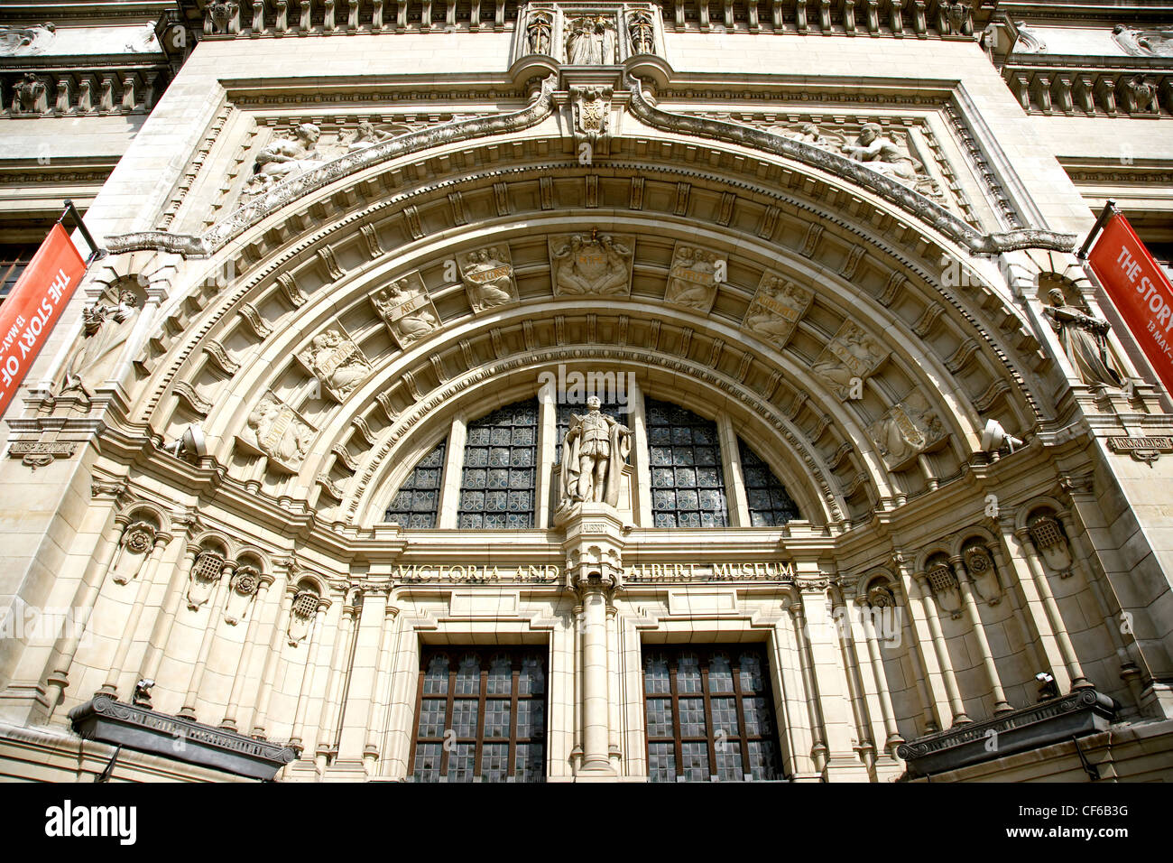 La porte voûtée au Victoria and Albert Museum à South Kensington. Banque D'Images