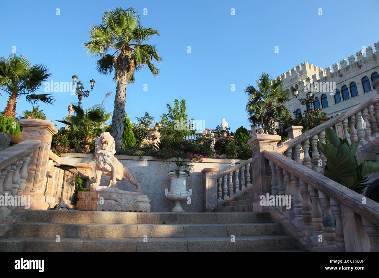 Grand défilé en escalier palace avec de belles statues et dekorom Banque D'Images