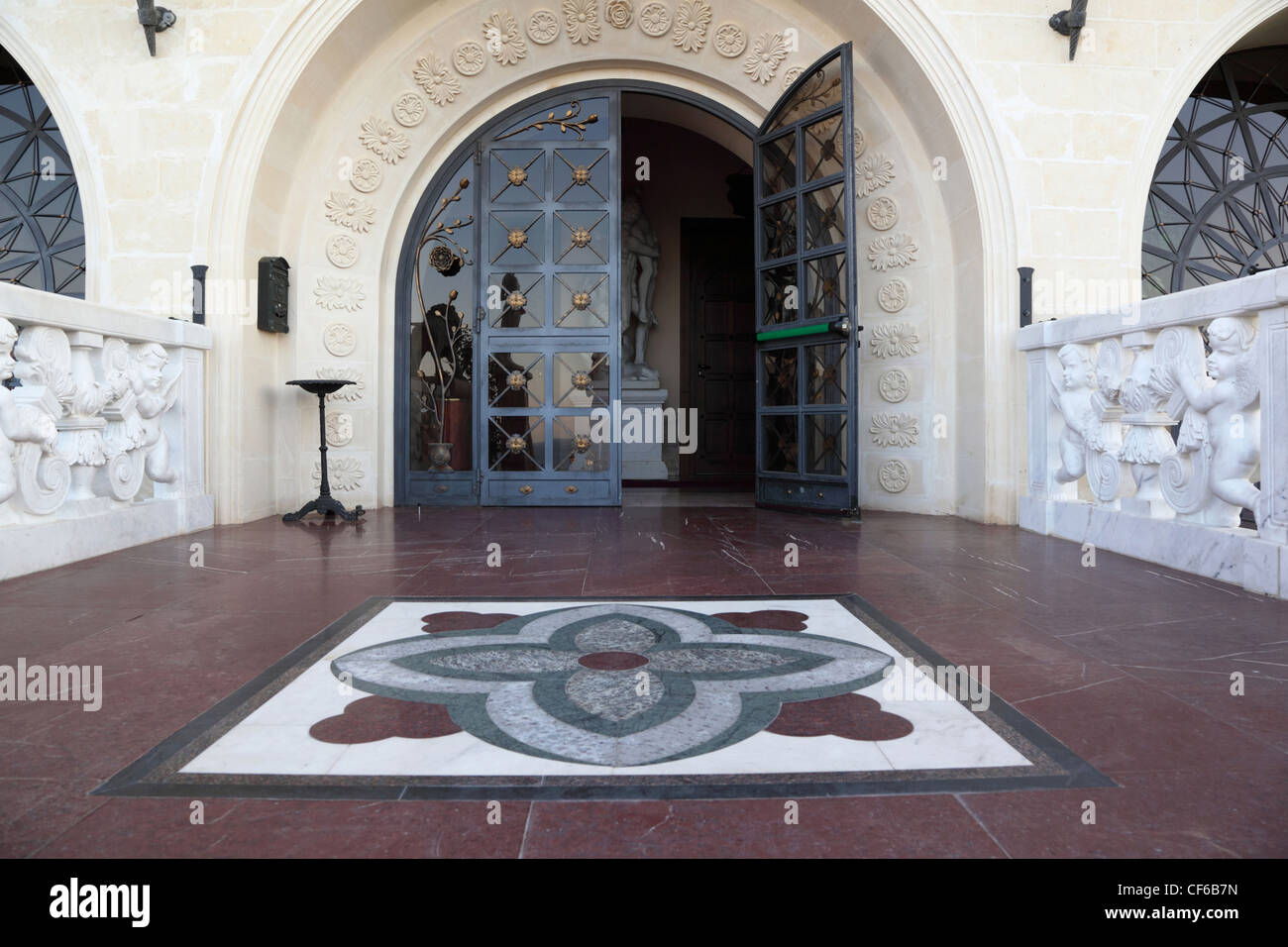 Entrée avec grande porte en verre voûtée, décorée avec des couleurs faux marbre sculpté et rails, énoncés compris tile Banque D'Images