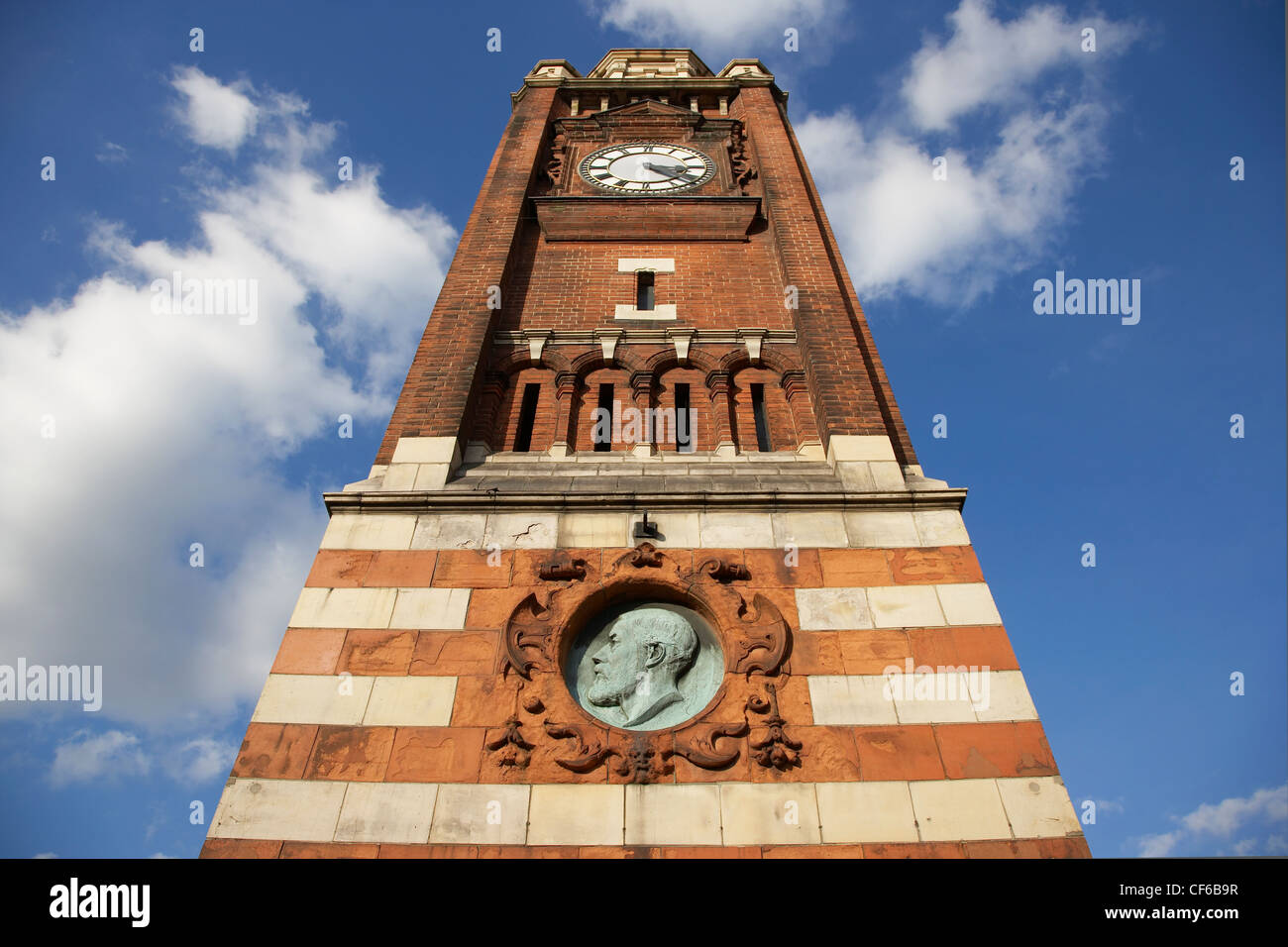 La tour de l'horloge à Crouch End avec ciel bleu. Banque D'Images