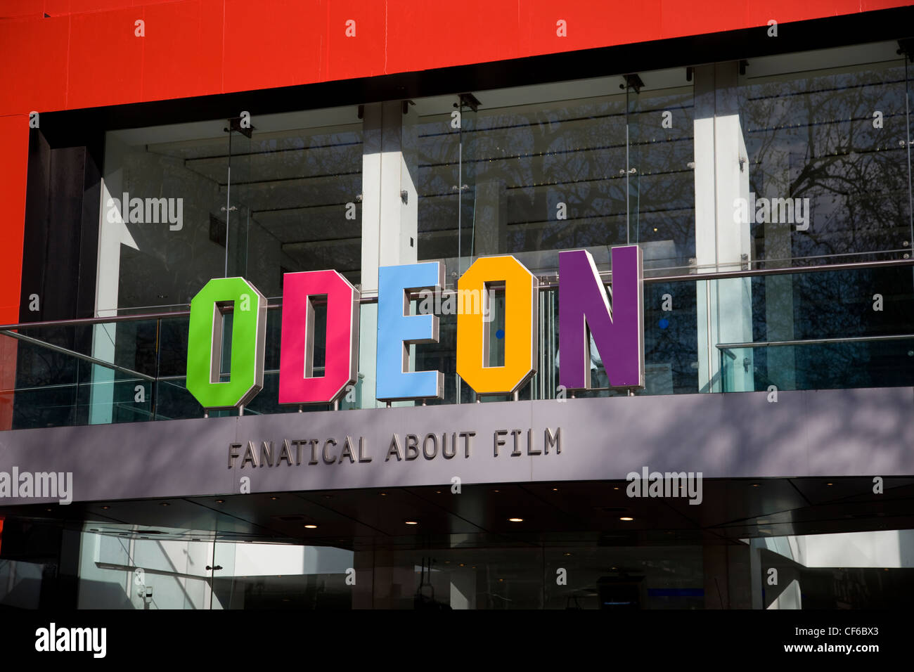 Le signe coloré pour le cinéma Odeon à Leicester Square. Banque D'Images