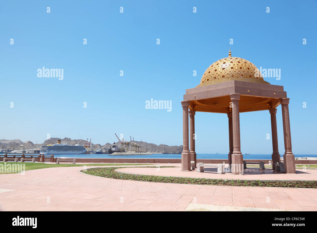 Belle grande maison près de la mer dans les pays arabes. navire de croisière en port Qaboos loin. Banque D'Images