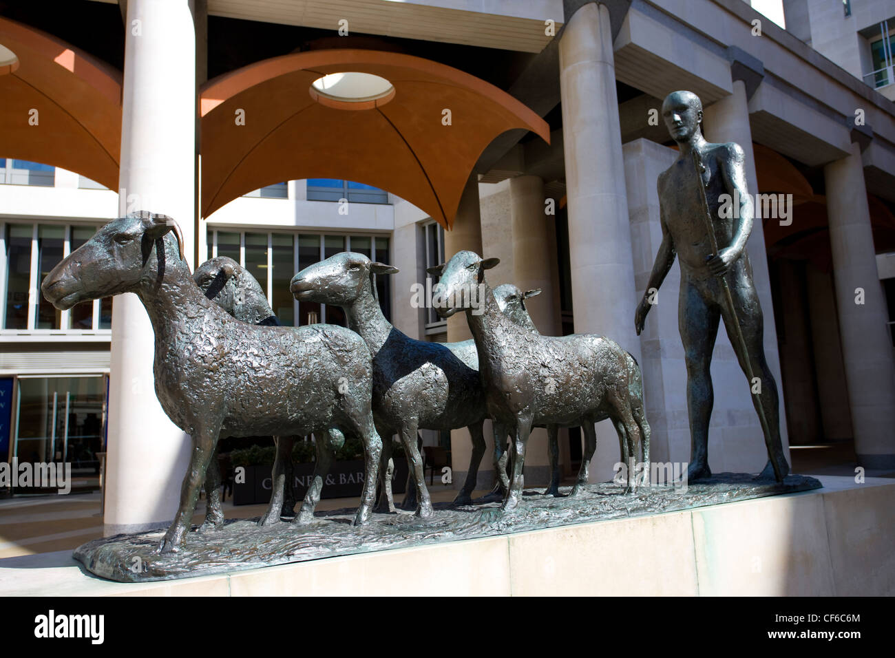 Une sculpture par Elisabeth Frink de moutons et un berger à Paternoster Square. Banque D'Images