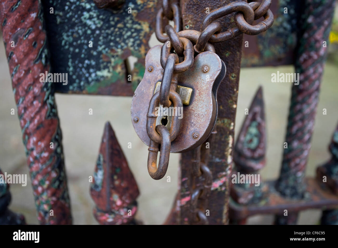 Détail d'un vieux cadenas métal sur une clôture de fer dans l'East End de Londres. Banque D'Images