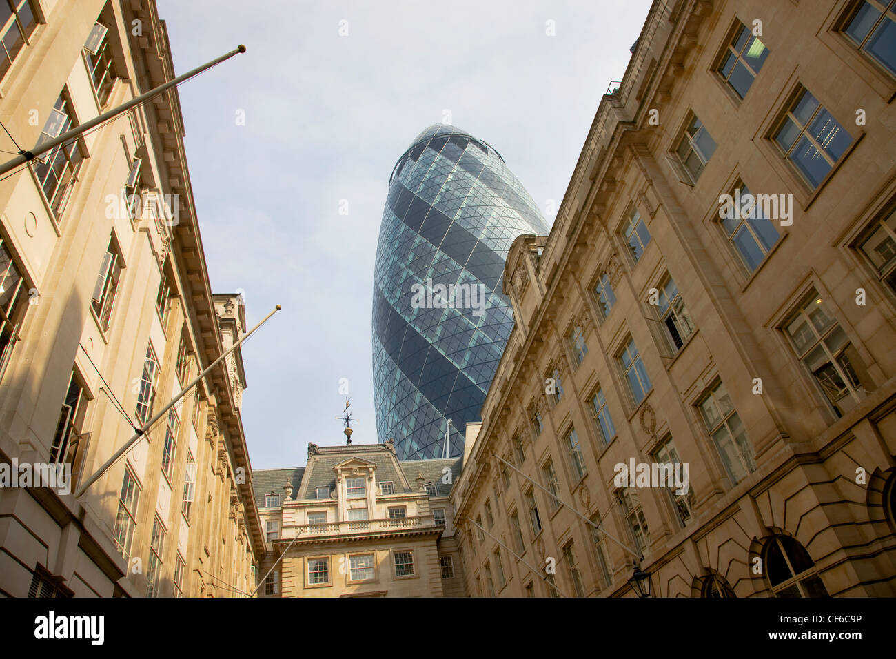 Une vue sur le Gherkin building de St Helen's Place dans la ville de Londres. Banque D'Images