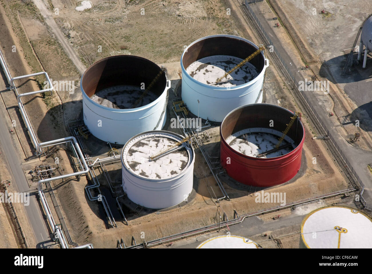 Vue aérienne de réservoirs de stockage de produits pétrochimiques Banque D'Images