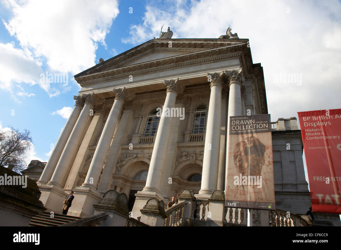 Une vue vers l'entrée de la Tate Britain gallery. Banque D'Images