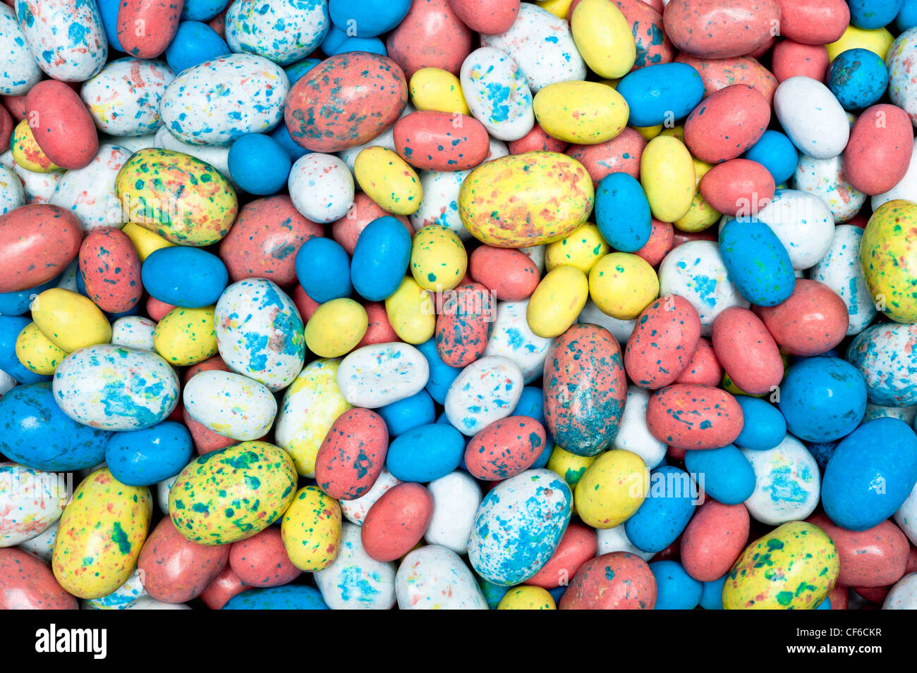 Une pile d'oeufs de Pâques colorés candy malt Banque D'Images