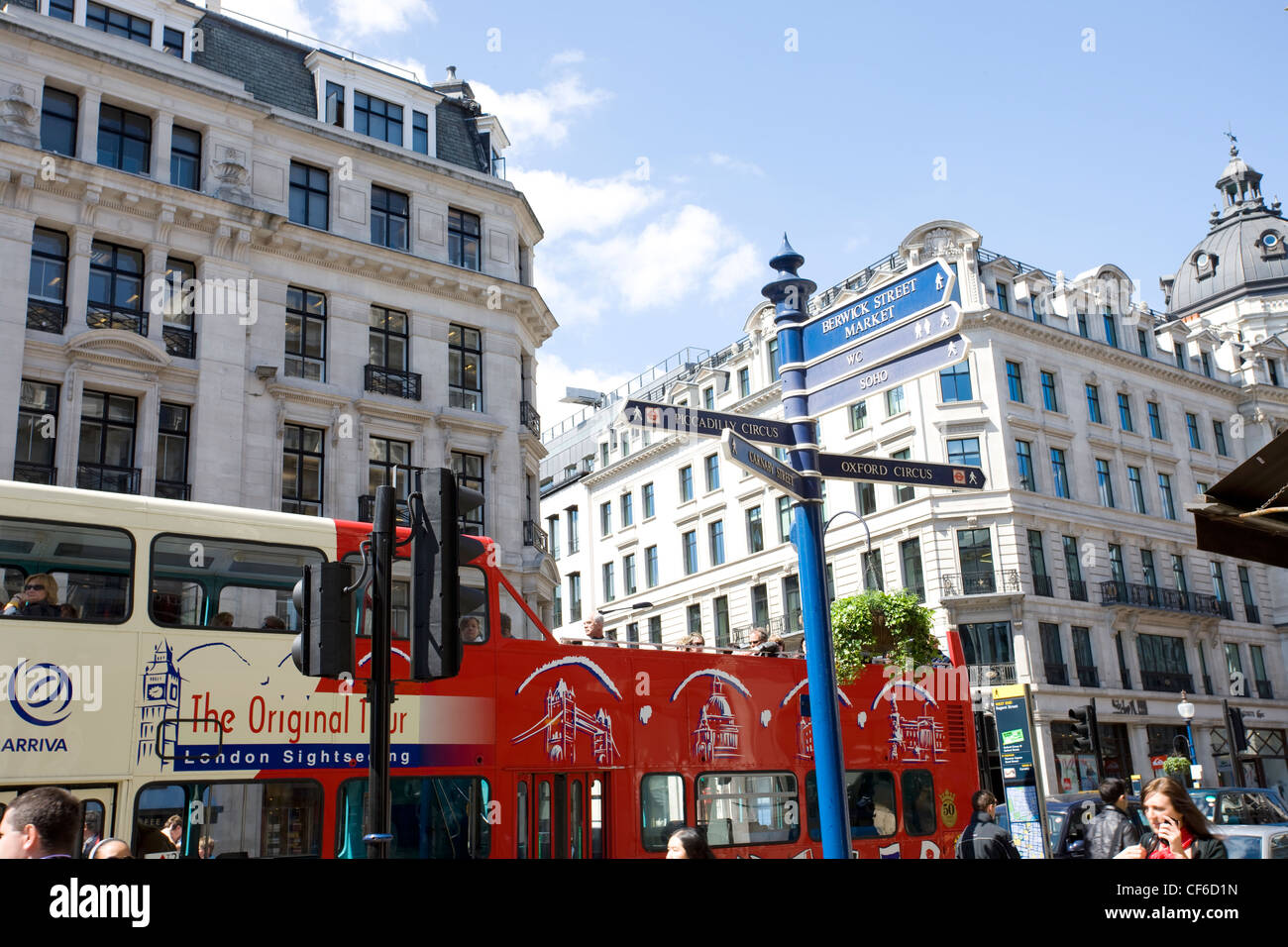 Une visite touristique de Londres bus touristique sur Regent Street Banque D'Images