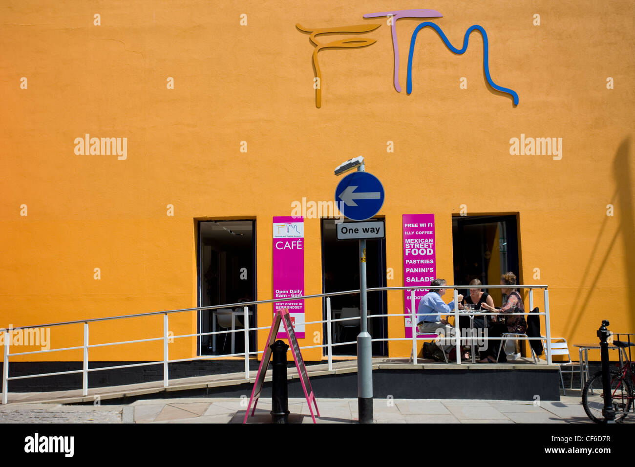 Les gens assis à l'extérieur de la cafe@FTM de manger et de boire. FTM est un musée de la mode et du textile fondée par Zandra Rhodes à la maison e Banque D'Images