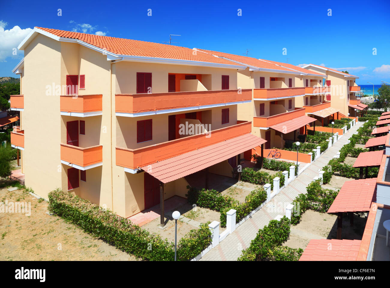 Plusieurs trois étages cottage avec jardin et terrasses près de la mer dans les zones de collines Banque D'Images