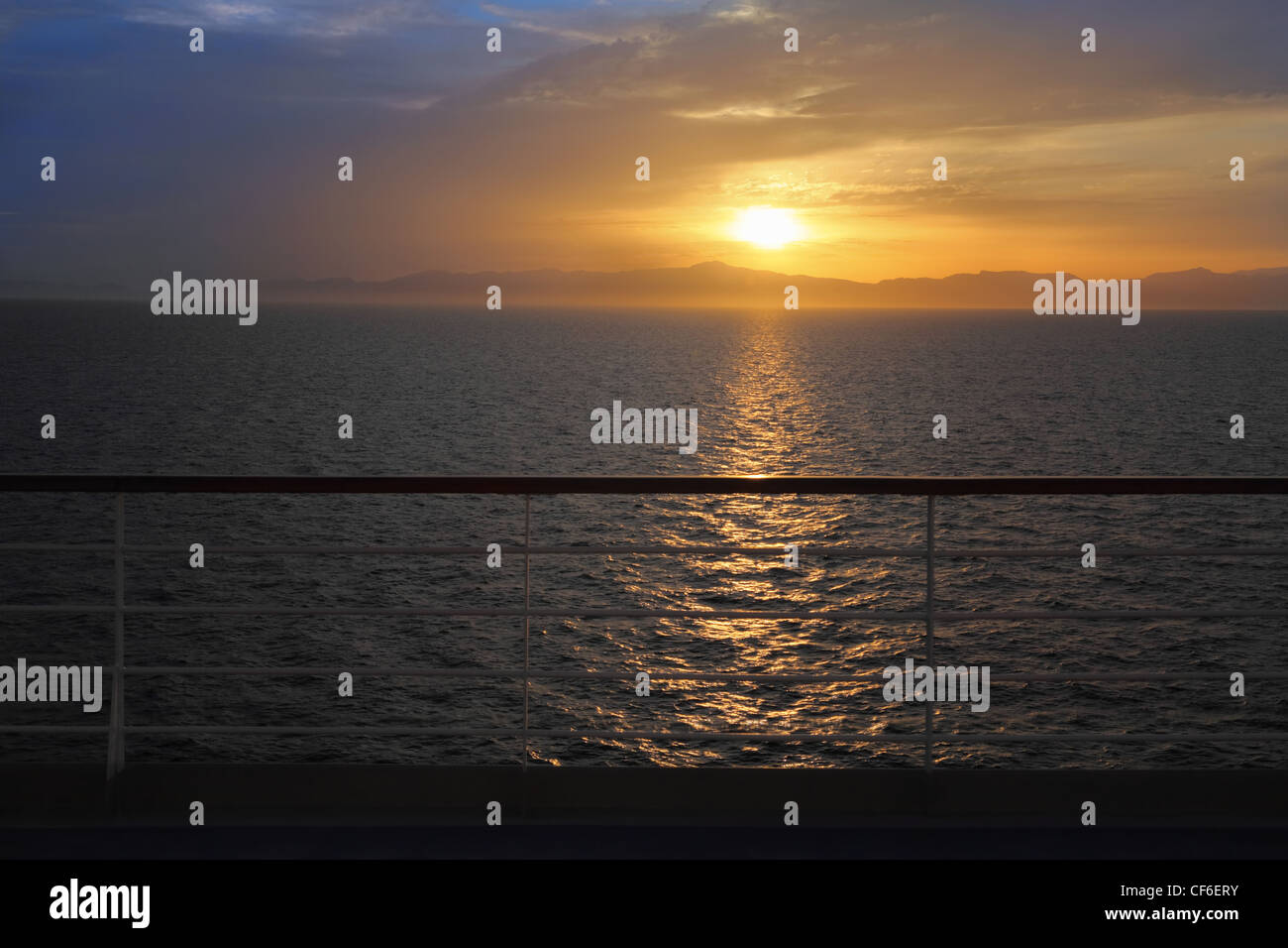 Magnifique coucher de soleil au-dessus de l'eau. Vue du pont du navire de croisière. rail en dehors de la vue. Banque D'Images
